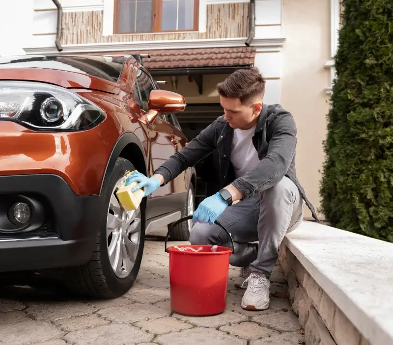 Lavage auto à domicile La Destrousse : professionnel intervenant sur un véhicule
